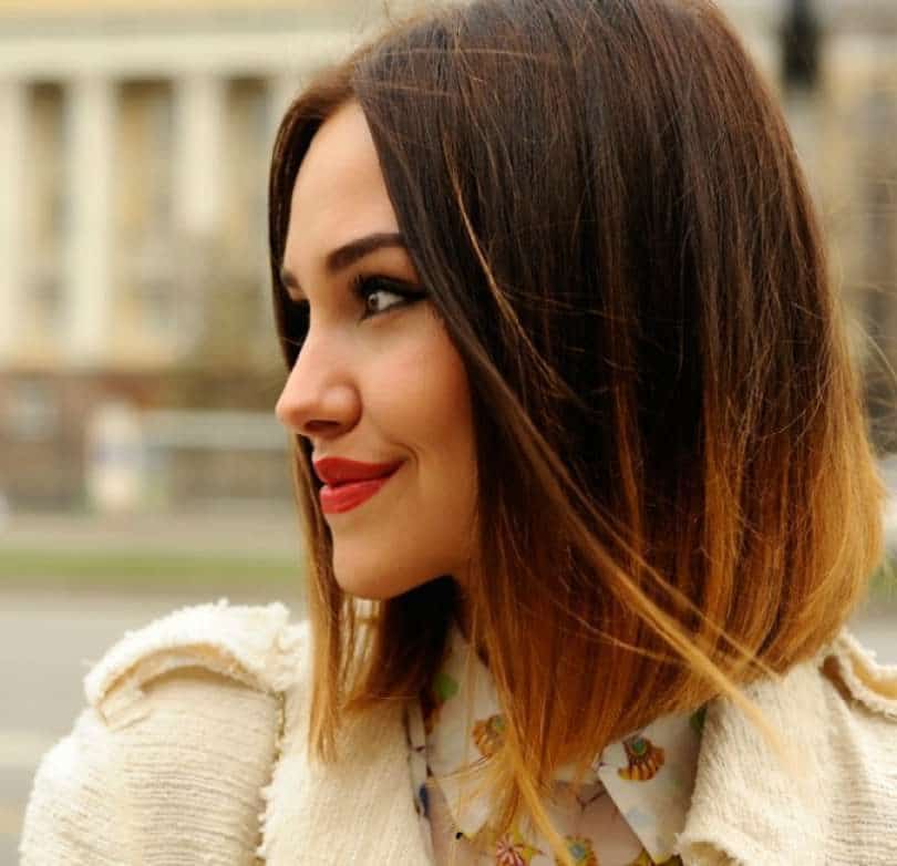 cabelo ondulado curto com pontas iluminadas