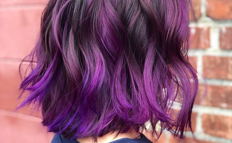cabelo curto com mechas roxas