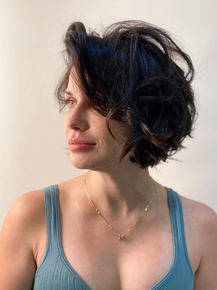 cabelo curto em camadas atras para rosto redondo