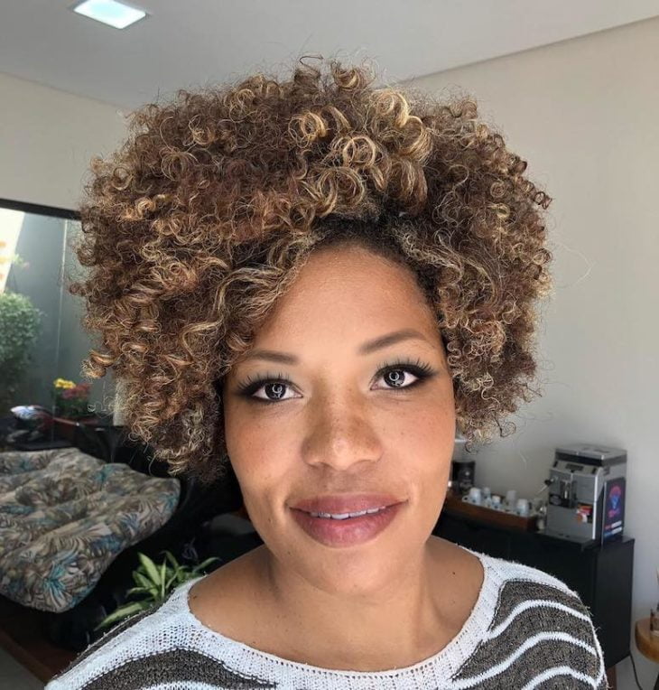 cabelo curto enrolado com luzes