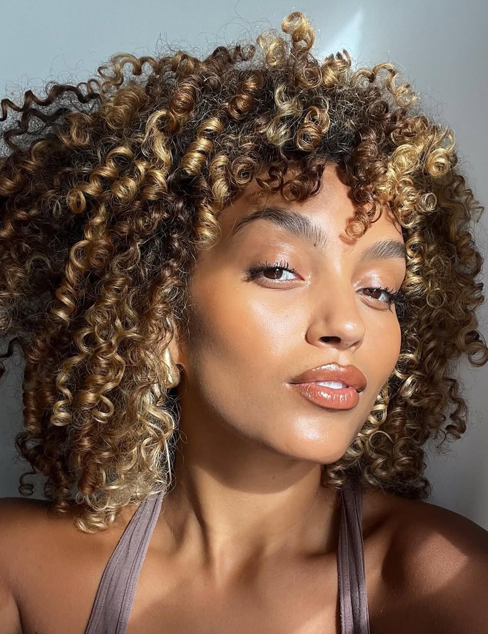 cabelo curto enrolado com luzes