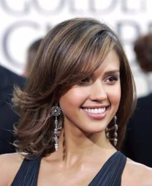 cabelo castanho iluminado Jessica Alba
