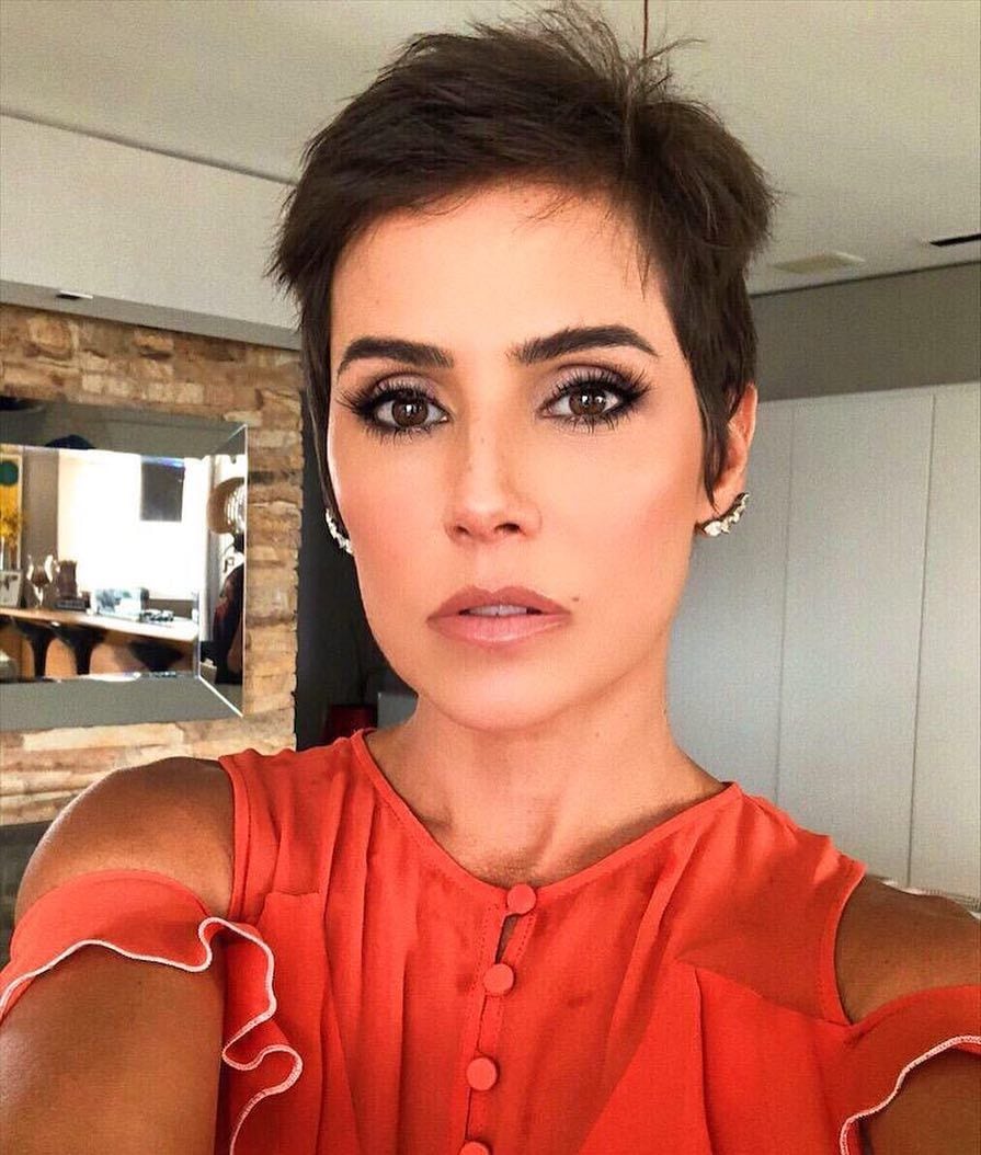 Inspirações de Pixie Cut com Óculos: Tendências do TikTok e Pinterest