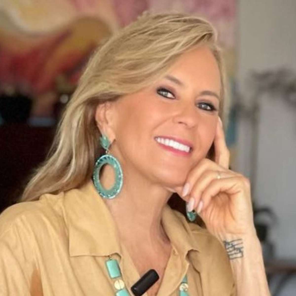 Corte e Finalização
2. Helô Pinheiro: Da Garota de Ipanema ao Corte Moderno
3. Ciência & Cabelo com Helô: Dicas para Fios Saudáveis
4. Como Replicar o Cabelo Ondulado e Iluminado da Delegada Helô
5. Topper Capilar: A Solução de Helô Pinheiro para Volume