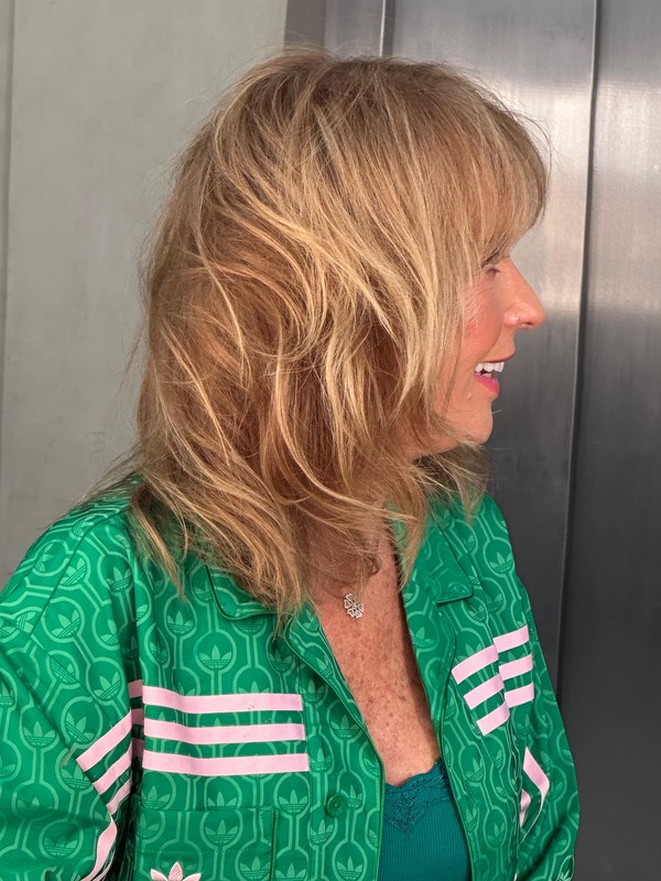 Corte e Finalização
2. Helô Pinheiro: Da Garota de Ipanema ao Corte Moderno
3. Ciência & Cabelo com Helô: Dicas para Fios Saudáveis
4. Como Replicar o Cabelo Ondulado e Iluminado da Delegada Helô
5. Topper Capilar: A Solução de Helô Pinheiro para Volume