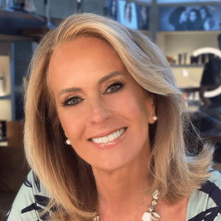 Corte e Finalização
2. Helô Pinheiro: Da Garota de Ipanema ao Corte Moderno
3. Ciência & Cabelo com Helô: Dicas para Fios Saudáveis
4. Como Replicar o Cabelo Ondulado e Iluminado da Delegada Helô
5. Topper Capilar: A Solução de Helô Pinheiro para Volume