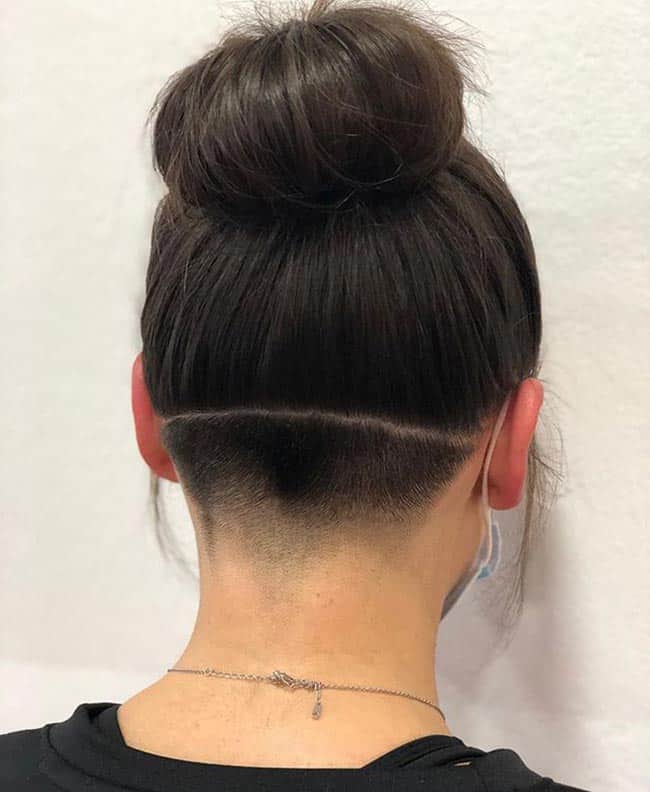 Nuca Batida: O Charme dos Cortes Pixie e Chanel; Desvendando a Textura do Cabelo da Nuca: Mitos e Verdades; Undercut e Underlayer: Estilos Modernos para a Nuca; Baby Hair na Nuca: Como Lidar e Valorizar; Queda e Embaraço na Nuca: Soluções e Cuidados Essenciais