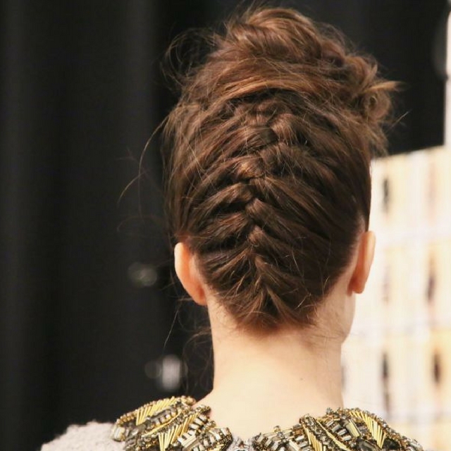 Nuca Batida: O Charme dos Cortes Pixie e Chanel; Desvendando a Textura do Cabelo da Nuca: Mitos e Verdades; Undercut e Underlayer: Estilos Modernos para a Nuca; Baby Hair na Nuca: Como Lidar e Valorizar; Queda e Embaraço na Nuca: Soluções e Cuidados Essenciais