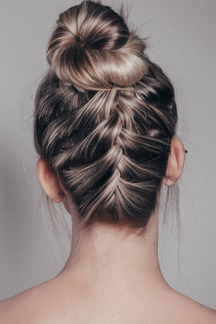 Nuca Batida: O Charme dos Cortes Pixie e Chanel; Desvendando a Textura do Cabelo da Nuca: Mitos e Verdades; Undercut e Underlayer: Estilos Modernos para a Nuca; Baby Hair na Nuca: Como Lidar e Valorizar; Queda e Embaraço na Nuca: Soluções e Cuidados Essenciais