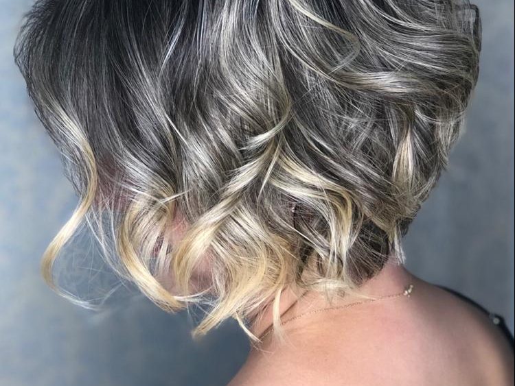 Nuca Batida: O Charme dos Cortes Pixie e Chanel; Desvendando a Textura do Cabelo da Nuca: Mitos e Verdades; Undercut e Underlayer: Estilos Modernos para a Nuca; Baby Hair na Nuca: Como Lidar e Valorizar; Queda e Embaraço na Nuca: Soluções e Cuidados Essenciais