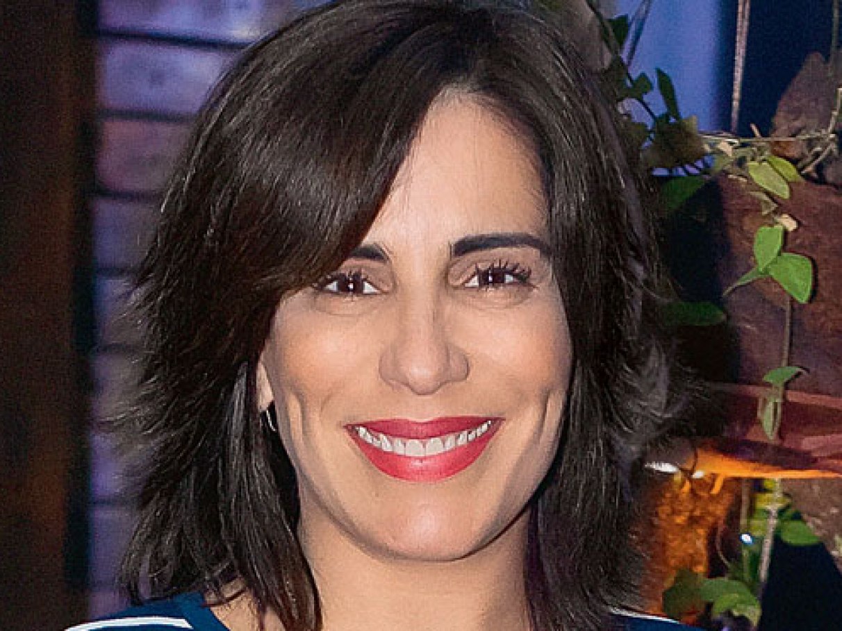 Como Glória Pires assumiu os cabelos grisalhos e se tornou inspiração