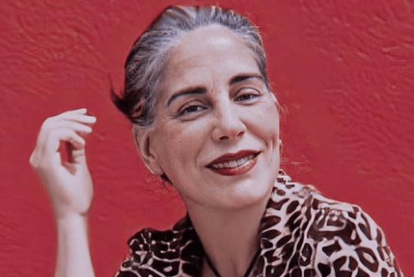 Como Glória Pires assumiu os cabelos grisalhos e se tornou inspiração