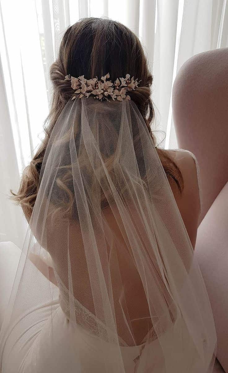 Inspirações de penteados de noiva soltos com véu e tiara para cada tipo de rosto