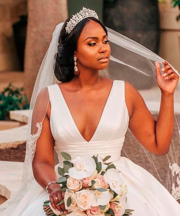 Passo a passo: A técnica da 'ancoragem invisível' para véu em cabelo solto