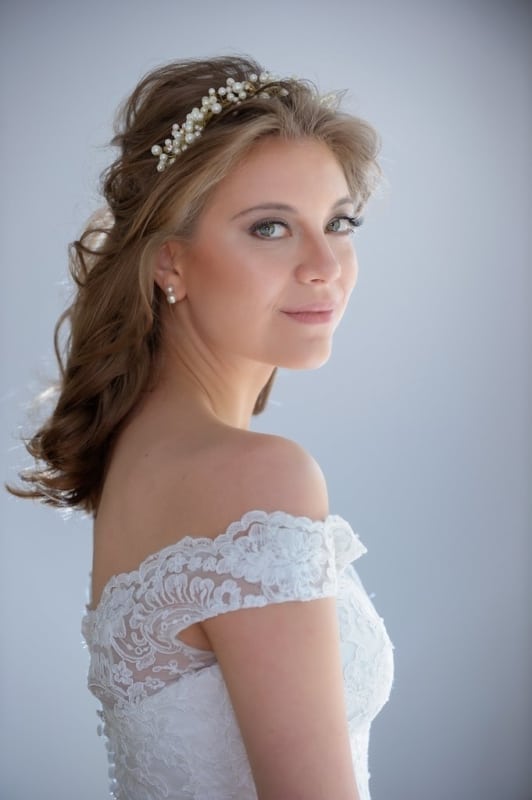 Guia completo: Como escolher a tiara perfeita para seu cabelo solto de noiva