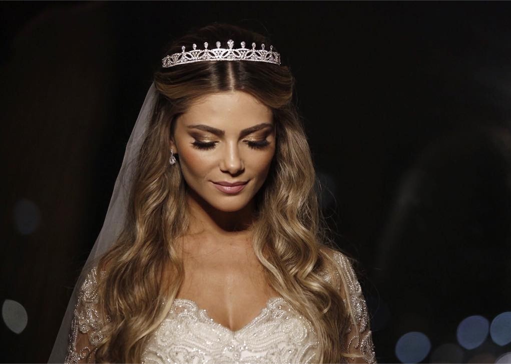 Inspirações de penteados de noiva soltos com véu e tiara para cada tipo de rosto