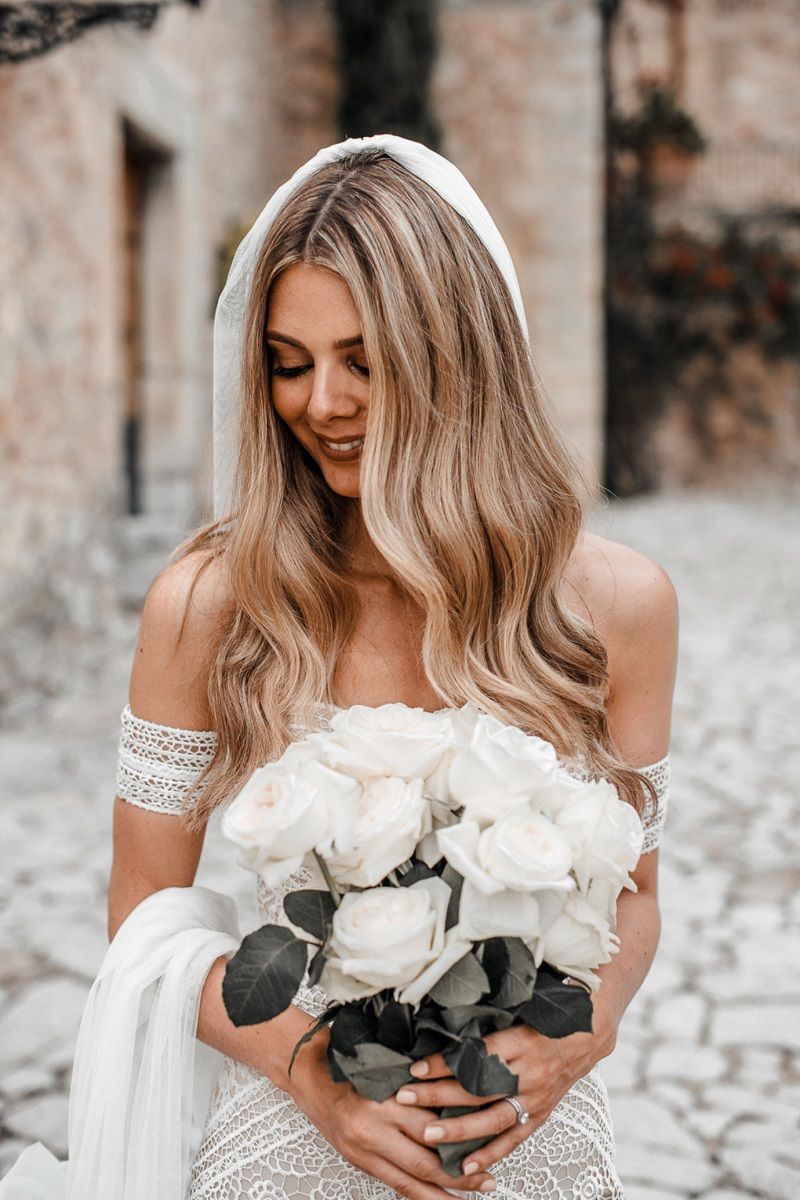 Passo a passo: A técnica da 'ancoragem invisível' para véu em cabelo solto