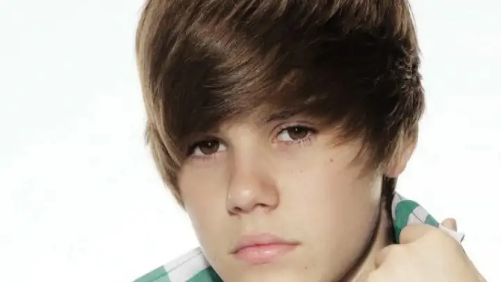 Do Platinado ao Castanho: A Jornada de Cores do Cabelo de Justin Bieber