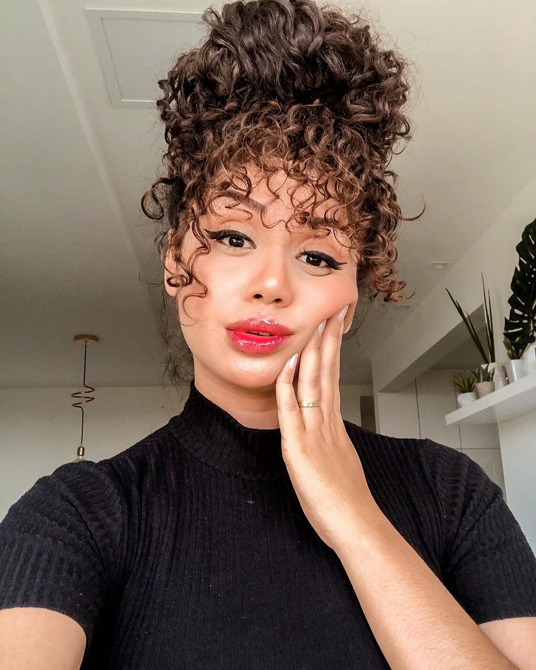 Top 5 Influenciadoras Cacheadas para Seguir no Instagram