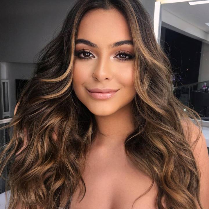 melhores tons cabelo escuro para realçar beleza