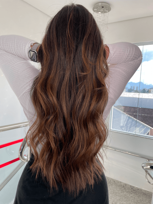 Como Cuidar do Cabelo Morena Iluminada: Produtos e Dicas Pós-Luzes