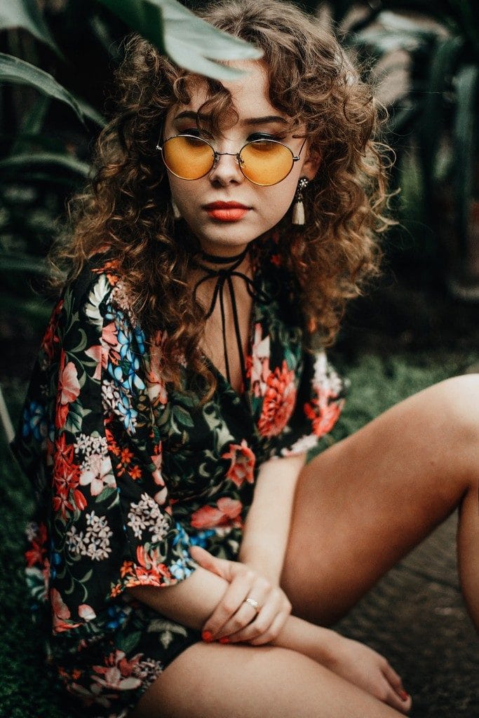 Scrunchies e Acessórios Neon: O Retorno da Moda Capilar dos Anos 80