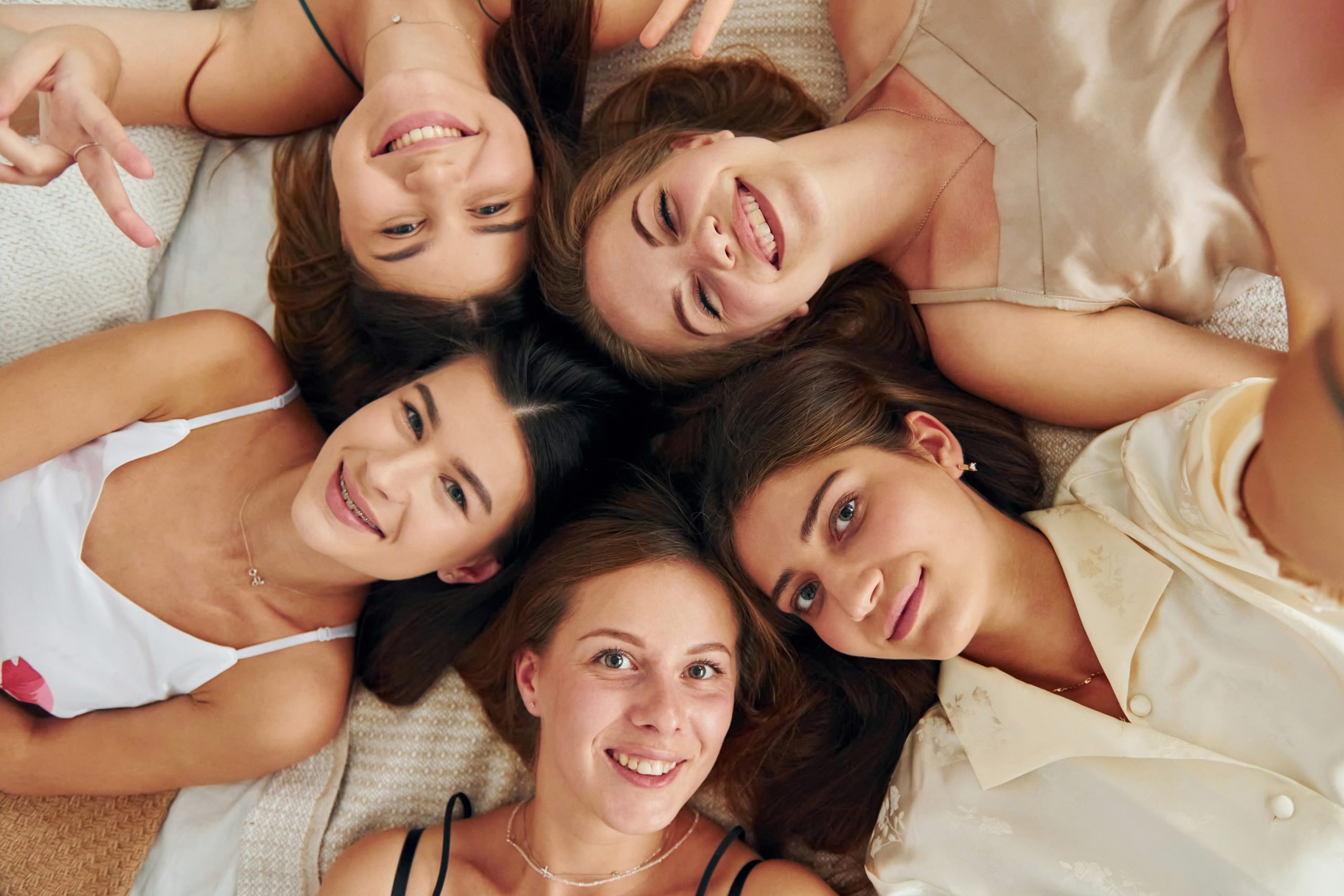 Cabelo Frisado e Risca Zigue-Zague: Dicas para um Look Y2K Autêntico