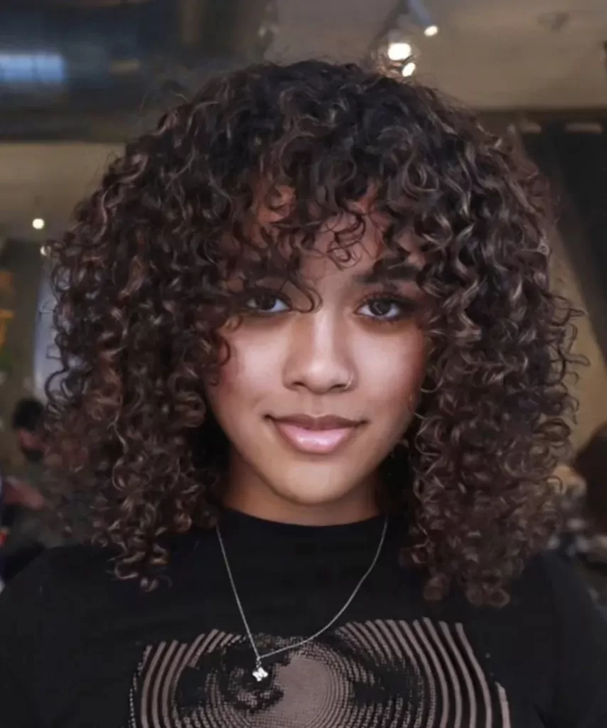 Scrunchies e Mais: Os Acessórios de Cabelo Anos 80 que Estão de Volta