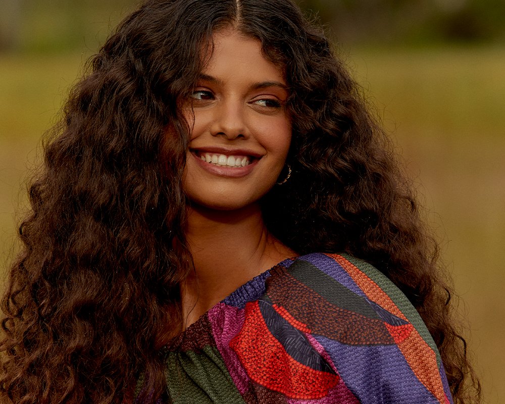 erros comuns ao finalizar cabelo cacheado que causam frizz