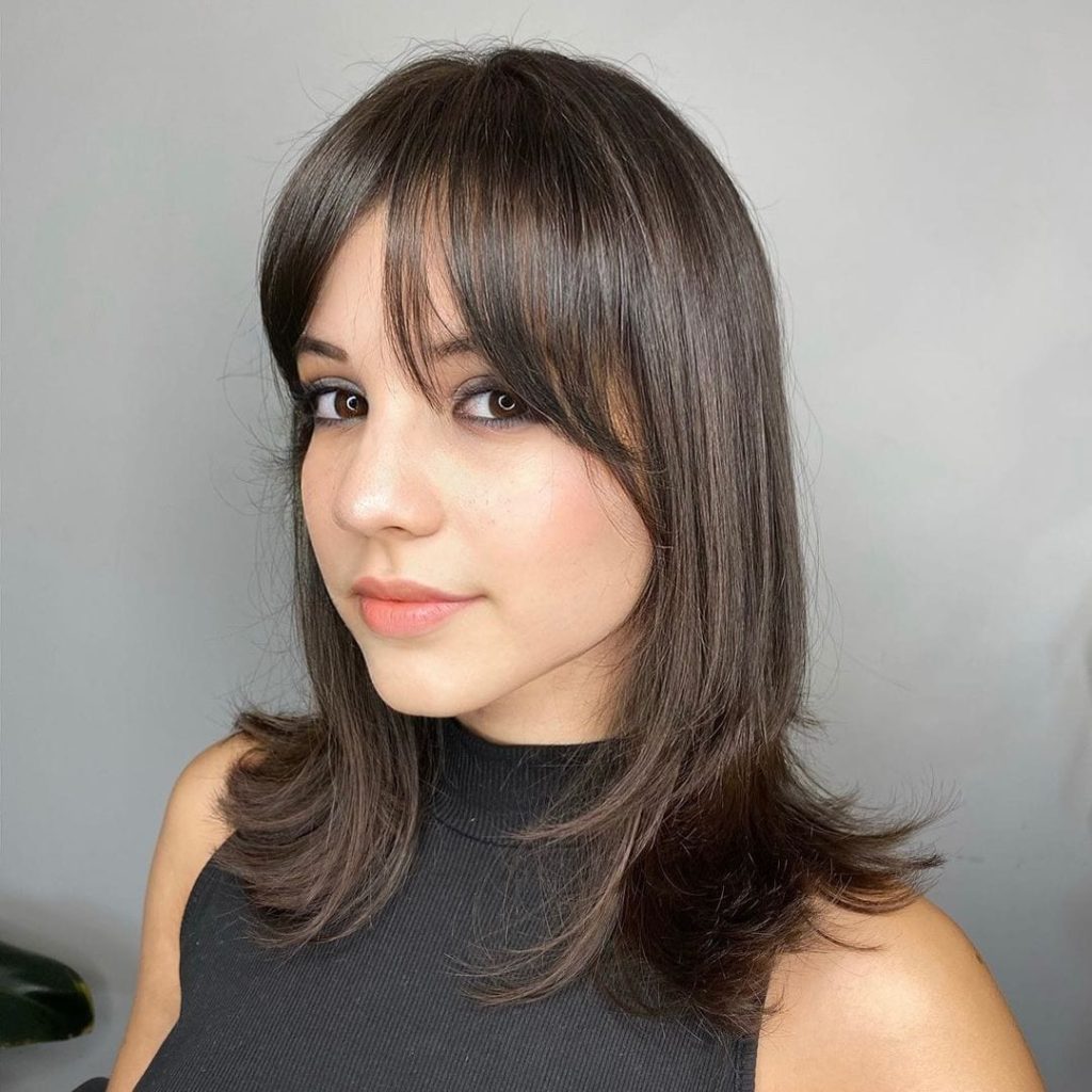 French Bob com Franja: Elegância e Modernidade em um Só Corte