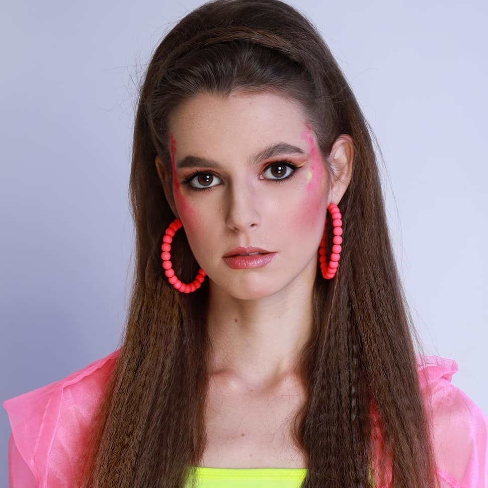 Franjas Altas e Rabo de Cavalo Lateral: Penteados Icônicos dos Anos 80