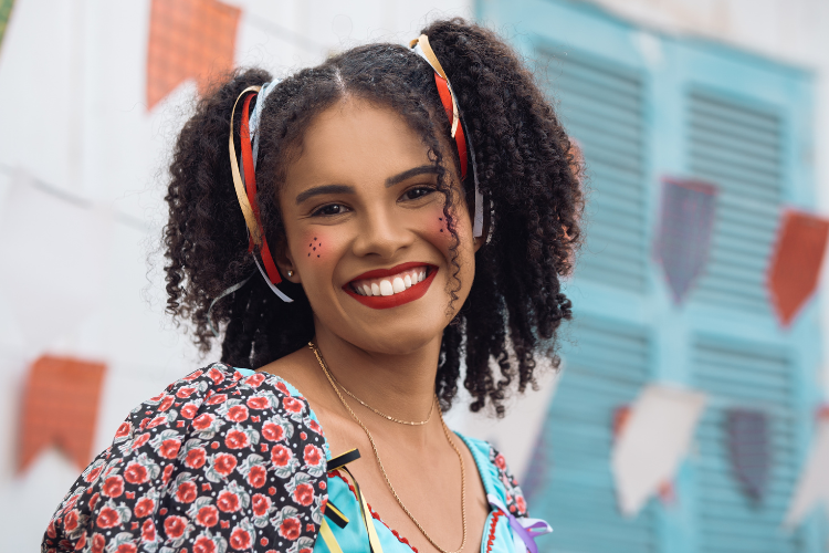 Penteados de Festa Junina para Cabelos Cacheados e Curtos