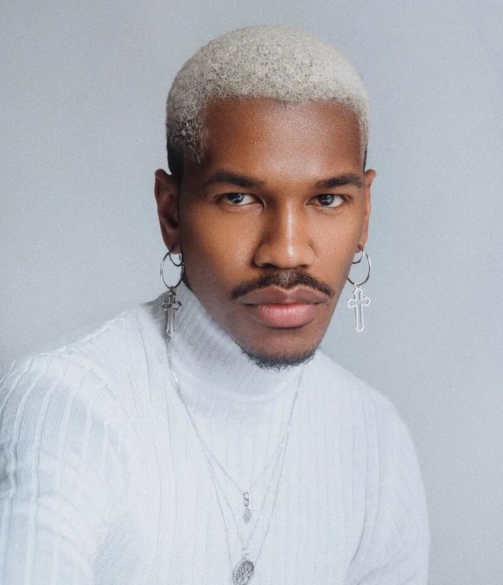 Nevou em Cabelos Cacheados: Tudo o que Você Precisa Saber Antes de Platinar