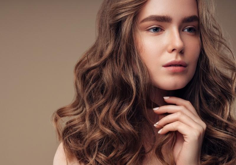 Cortes de Cabelo Ondulado que Rejuvenescem e Valorizam seu Rosto