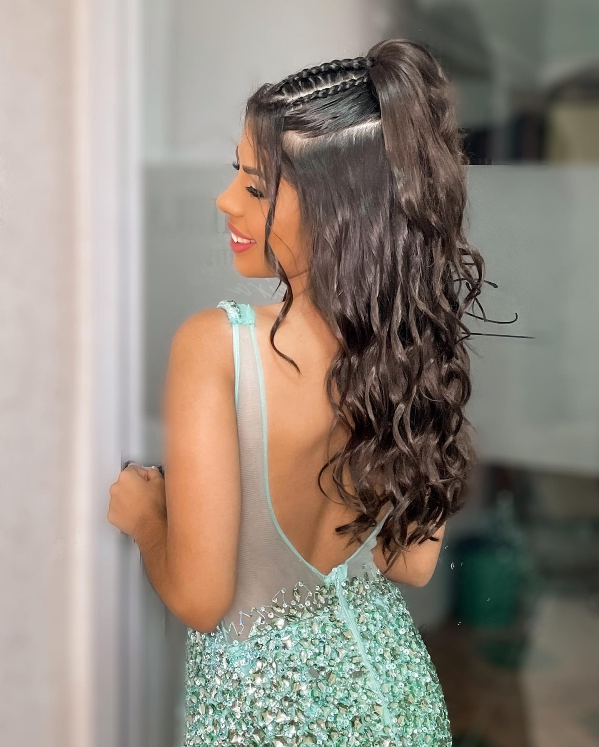 penteado semi preso para casamento cabelo cacheado