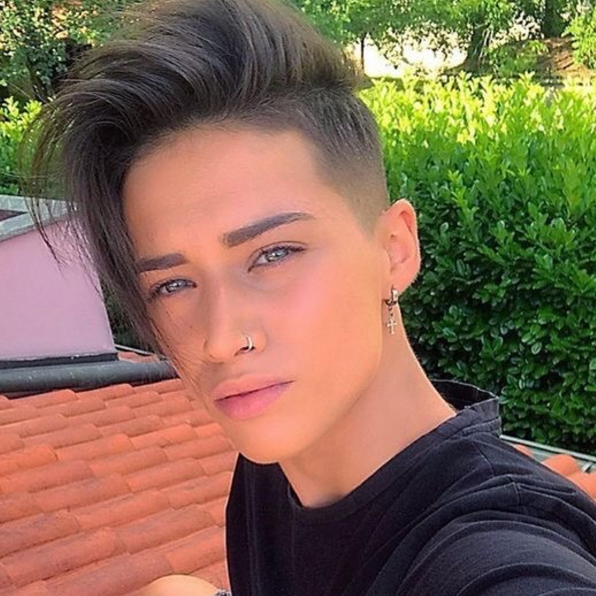 undercut feminino com desenhos florais na nuca