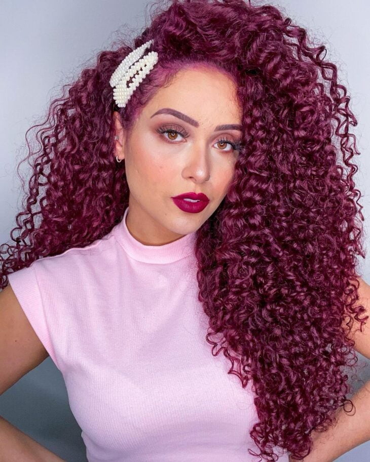 Cabelo Vinho: Inspirações de Estilo e Combinações de Roupas para Arrasar