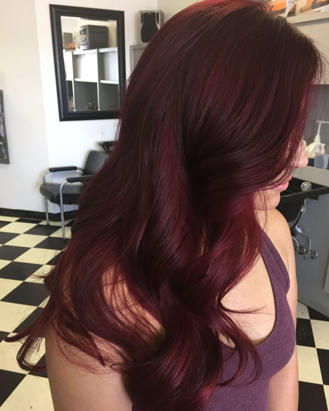 Cabelo Vinho: Inspirações de Estilo e Combinações de Roupas para Arrasar