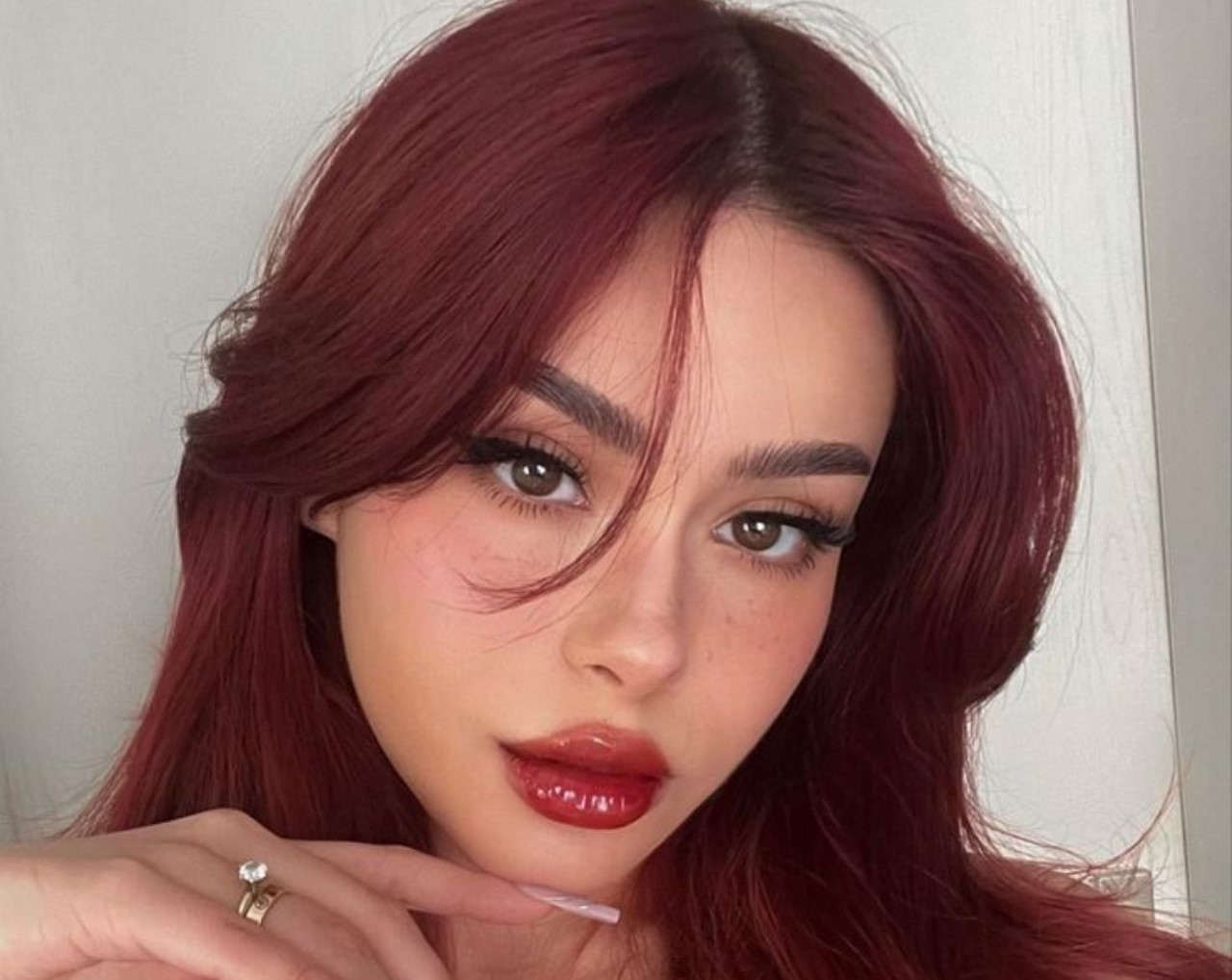 Cabelo Vinho: Inspirações de Estilo e Combinações de Roupas para Arrasar