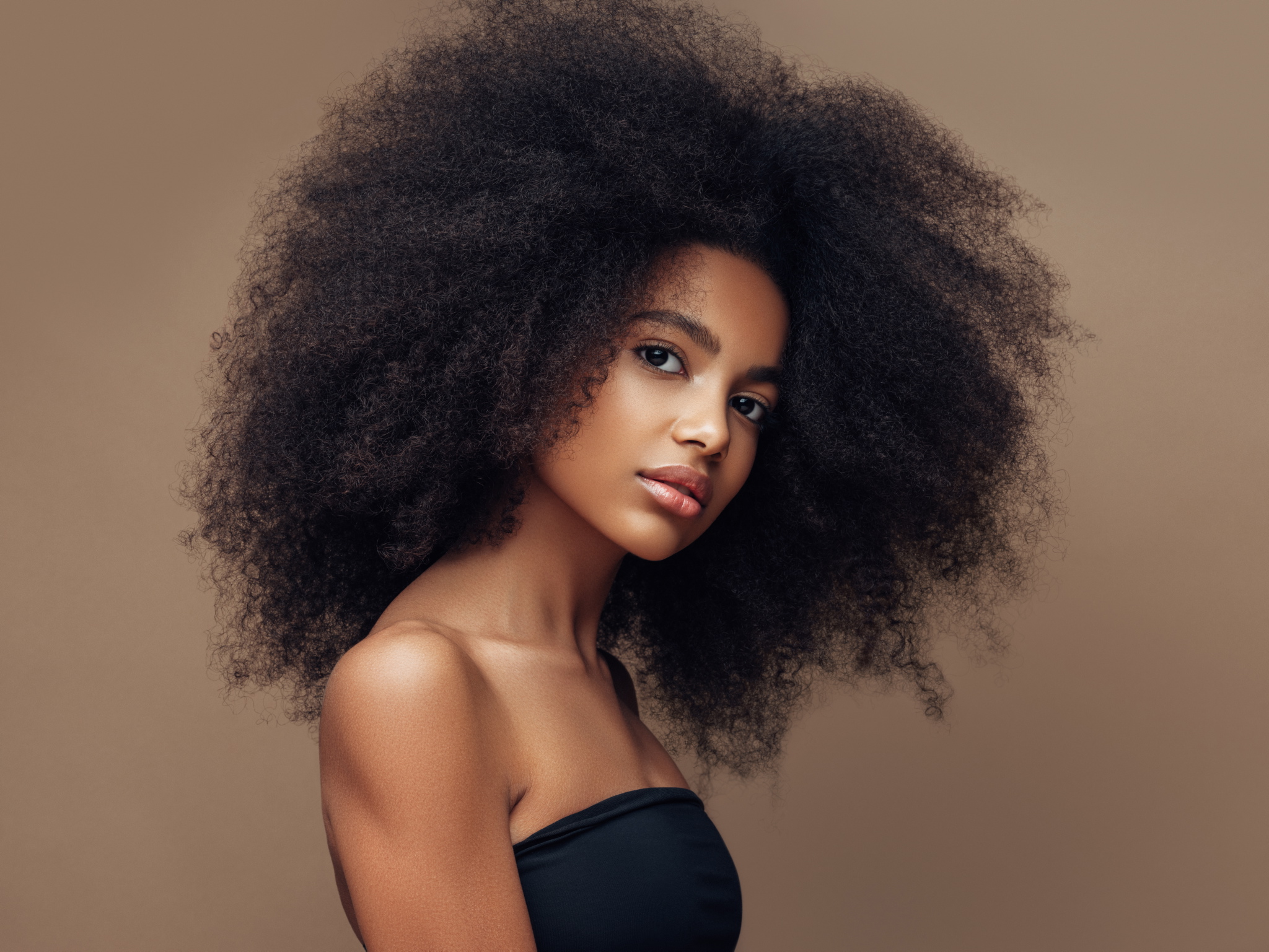 5 ideias de títulos:
1. Cabelo Frisado: O Guia Completo para Ondas Perfeitas
2. Frizz Nunca Mais: Dicas Infalíveis para um Cabelo Liso e Sedoso
3. Texturização Natural: Conquiste o Efeito Frisado sem Calor
4. Cronograma Capilar: O Segredo para Cabelos Saudáveis e Sem Frizz
5. Fronha de Cetim: O Aliado Inesperado Contra o Frizz