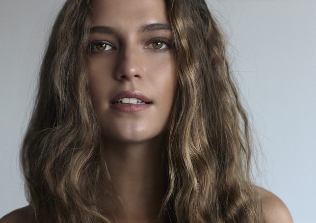 5 ideias de títulos:
1. Cabelo Frisado: O Guia Completo para Ondas Perfeitas
2. Frizz Nunca Mais: Dicas Infalíveis para um Cabelo Liso e Sedoso
3. Texturização Natural: Conquiste o Efeito Frisado sem Calor
4. Cronograma Capilar: O Segredo para Cabelos Saudáveis e Sem Frizz
5. Fronha de Cetim: O Aliado Inesperado Contra o Frizz