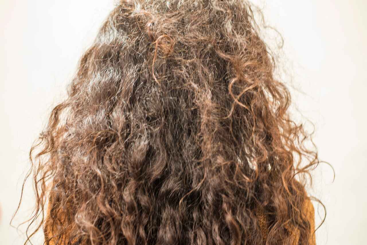 5 ideias de títulos:
1. Cabelo Frisado: O Guia Completo para Ondas Perfeitas
2. Frizz Nunca Mais: Dicas Infalíveis para um Cabelo Liso e Sedoso
3. Texturização Natural: Conquiste o Efeito Frisado sem Calor
4. Cronograma Capilar: O Segredo para Cabelos Saudáveis e Sem Frizz
5. Fronha de Cetim: O Aliado Inesperado Contra o Frizz