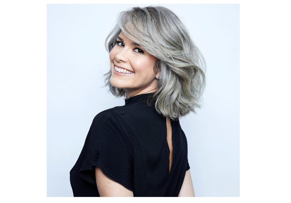 inspiracoes cabelo grisalho feminino jovem