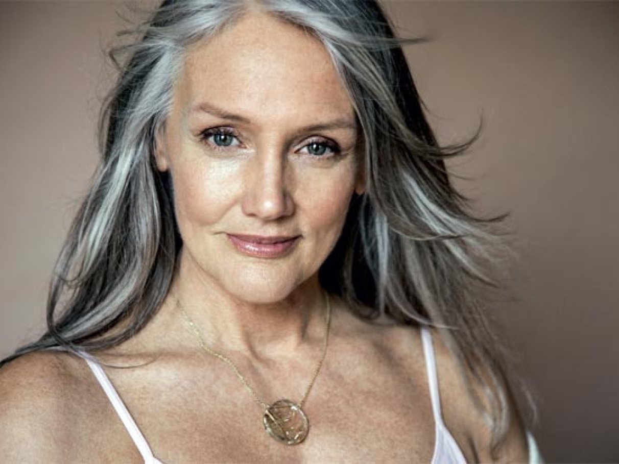 inspiracoes cabelo grisalho feminino jovem