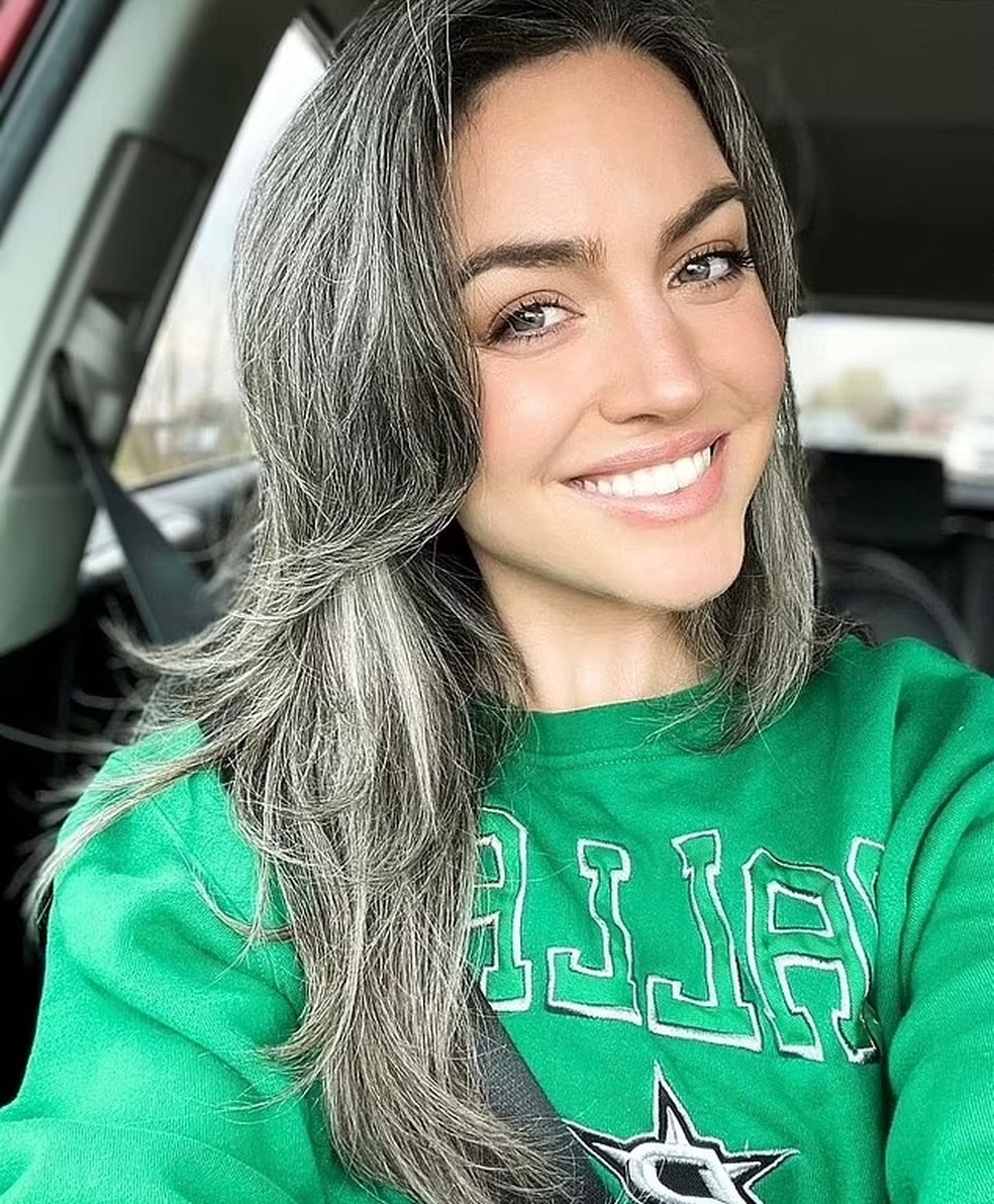 cabelo grisalho feminino jovem