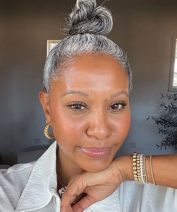 inspiracoes cabelo grisalho feminino jovem