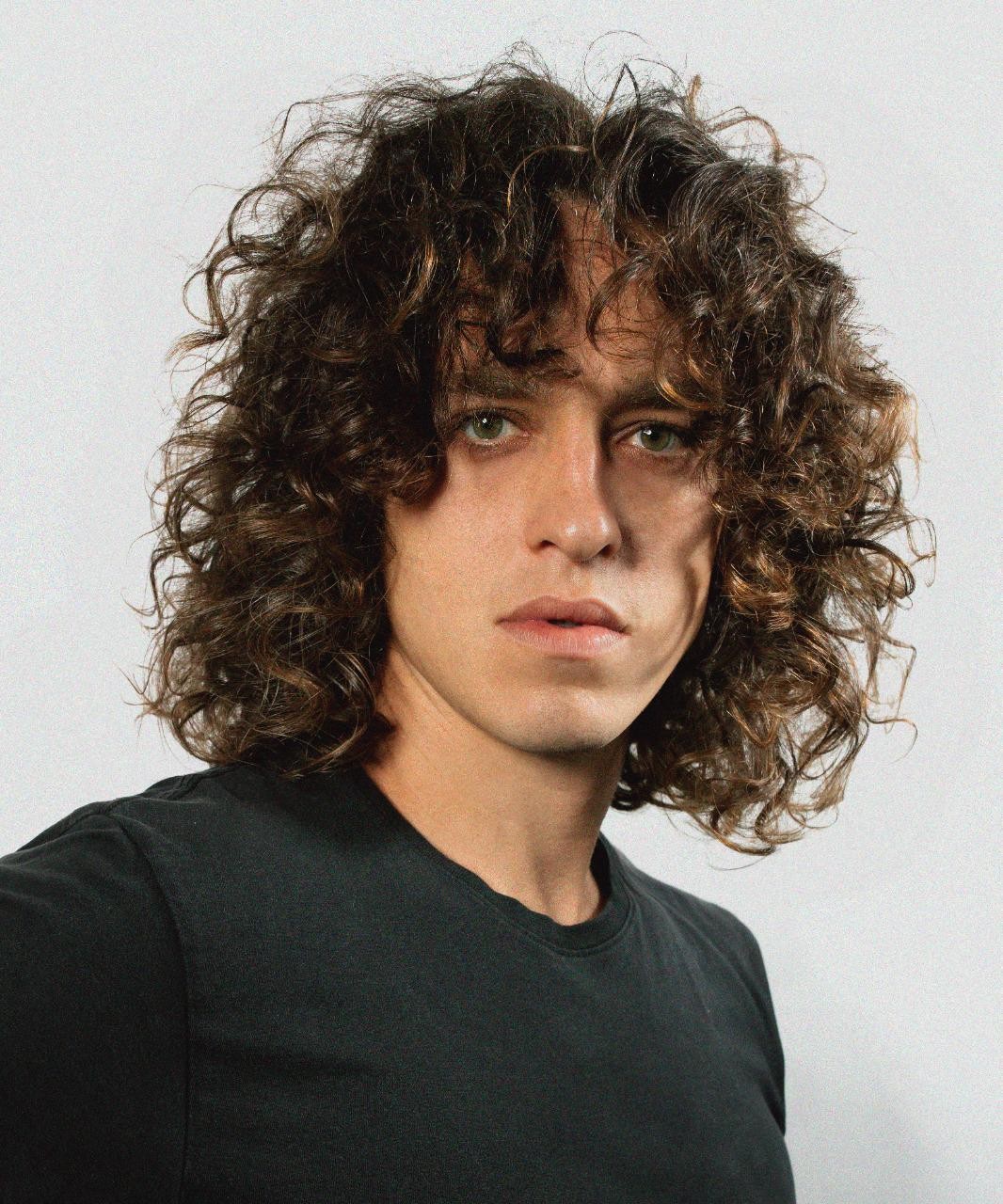 Low Fade ou Mullet Hawk: Qual o Melhor Corte para Seu Cabelo Cacheado?