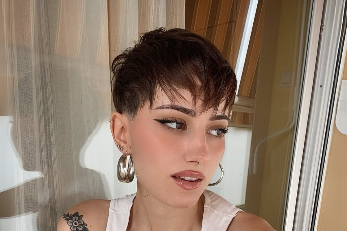 5 ideias de títulos:
1. Corte Joãozinho: O Guia Completo para um Visual Moderno e Prático
2. Pixie Cut: Descubra Por Que Este Corte Continua em Alta
3. Cabelos Cacheados e o Corte Joãozinho: Liberdade e Atitude em Cada Cacho
4. Dicas Essenciais de Manutenção para Manter Seu Corte Joãozinho Impecável
5. Transformação com o Corte Joãozinho: Ideias para Valorizar Suas Feições