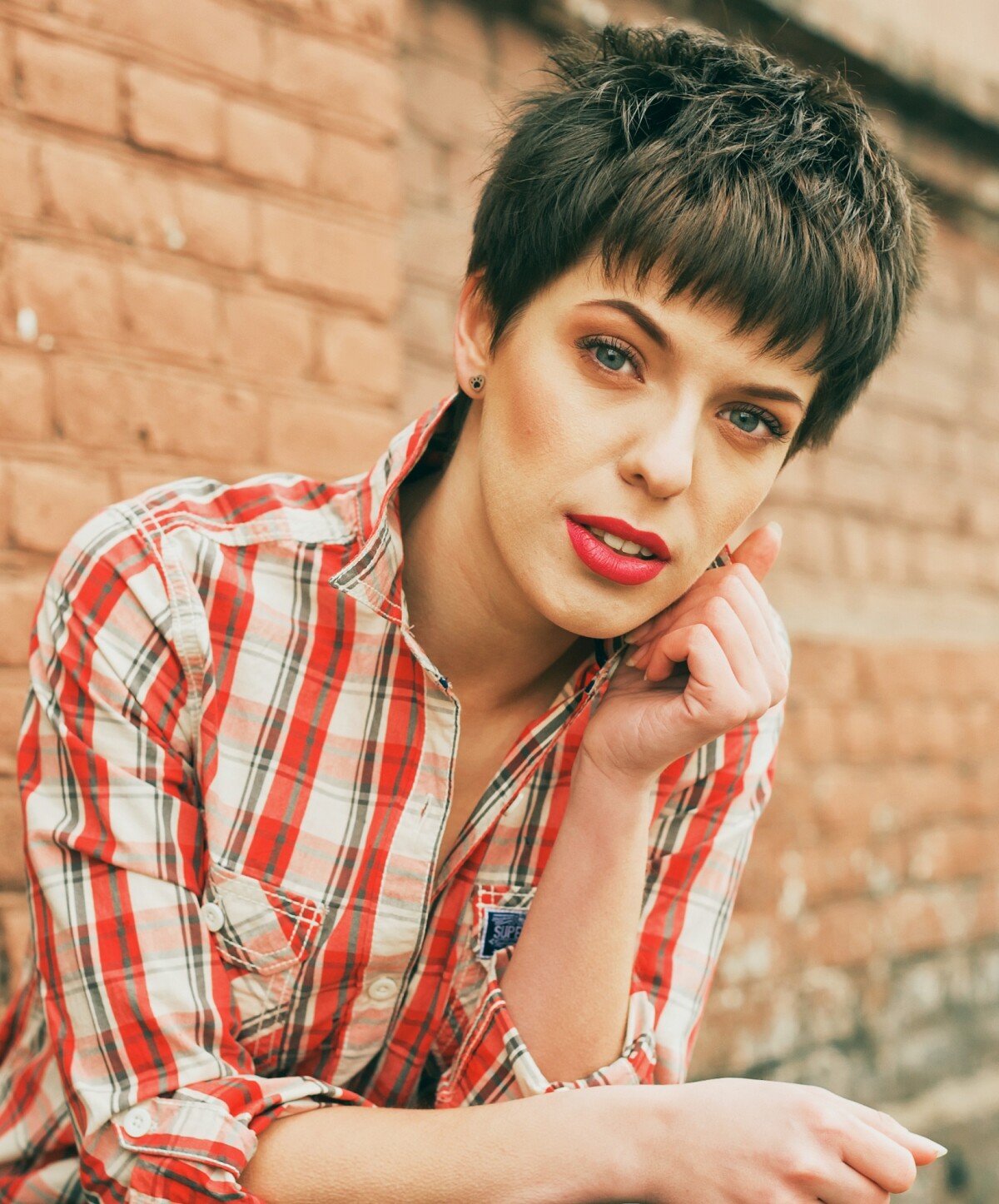 5 ideias de títulos:
1. Corte Joãozinho: O Guia Completo para um Visual Moderno e Prático
2. Pixie Cut: Descubra Por Que Este Corte Continua em Alta
3. Cabelos Cacheados e o Corte Joãozinho: Liberdade e Atitude em Cada Cacho
4. Dicas Essenciais de Manutenção para Manter Seu Corte Joãozinho Impecável
5. Transformação com o Corte Joãozinho: Ideias para Valorizar Suas Feições