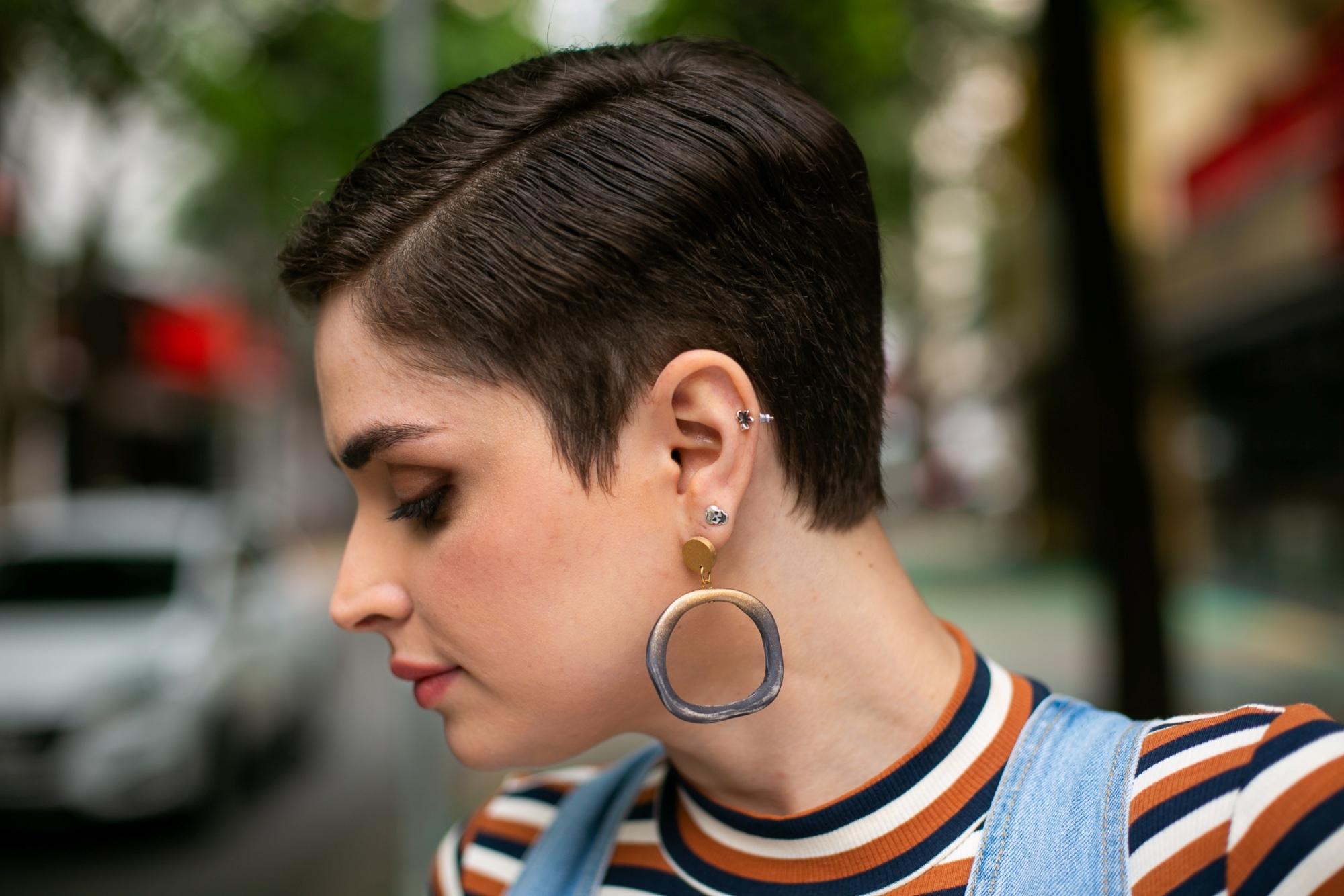 5 ideias de títulos:
1. Corte Joãozinho: O Guia Completo para um Visual Moderno e Prático
2. Pixie Cut: Descubra Por Que Este Corte Continua em Alta
3. Cabelos Cacheados e o Corte Joãozinho: Liberdade e Atitude em Cada Cacho
4. Dicas Essenciais de Manutenção para Manter Seu Corte Joãozinho Impecável
5. Transformação com o Corte Joãozinho: Ideias para Valorizar Suas Feições